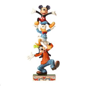 Handmålad Disneyfigur i design av Jim Shore, med Långben, Kalle Anka och Musse Pigg som akrobater. De klättrar på varandra.