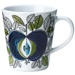 Njut av ditt kaffe i en ikonisk Eden-mugg! Mugg i vitt porslin, med det klassiska Eden-mönstret i form av ett kluvet äpple och blad på det vita porslinet. Äpplet och bladen i blått, grönt, vitt och svart.
